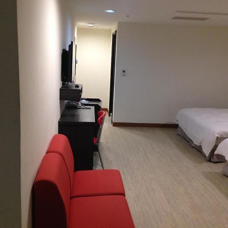Big Bear Hotel Каосюн Екстериор снимка
