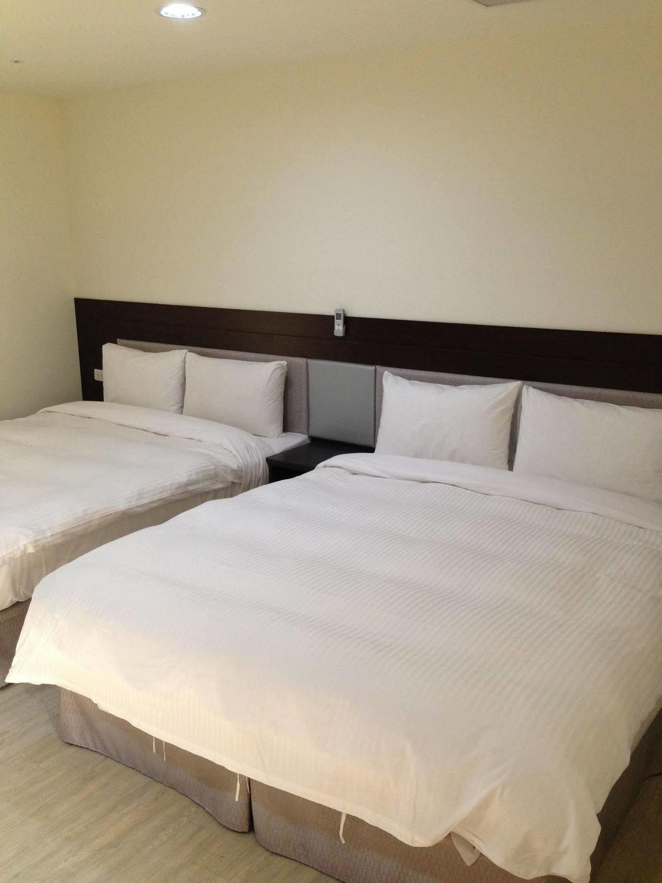 Big Bear Hotel Каосюн Екстериор снимка